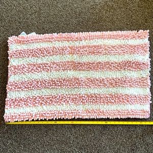 Girls pink & white shag bath mat 34”x21”